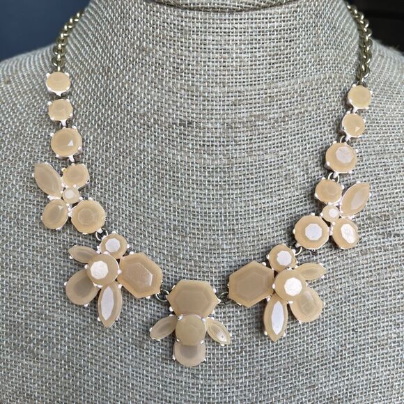 J. Crew Retired Peach Pink Crystal Flowers Statement Necklace Gold Tone 18" - Picture 4 of 8